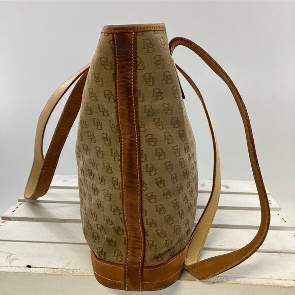DOONEY & BOURKE TAN CANVAS SIGNATURE PRINT SHOULDER BAG ASIS - Picture 5 of 13